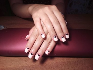 Manikürcü onu mükemmel bir manikürcüye dönüştürdü. Ellerinde cilalı jöle vardı ve müşteri mutluydu.