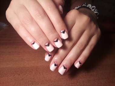 Manikürcü onu mükemmel bir manikürcüye dönüştürdü. Ellerinde cilalı jöle vardı ve müşteri mutluydu.