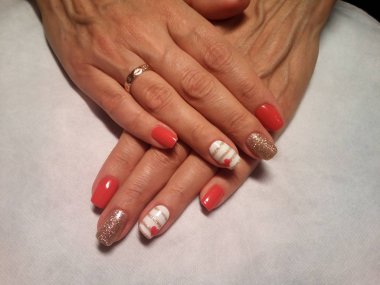 Manikürcü onu mükemmel bir manikürcüye dönüştürdü. Ellerinde cilalı jöle vardı ve müşteri mutluydu.