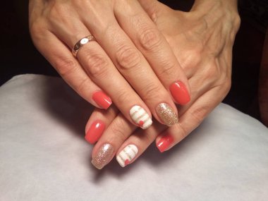 Manikürcü onu mükemmel bir manikürcüye dönüştürdü. Ellerinde cilalı jöle vardı ve müşteri mutluydu.