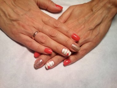 Manikürcü onu mükemmel bir manikürcüye dönüştürdü. Ellerinde cilalı jöle vardı ve müşteri mutluydu.