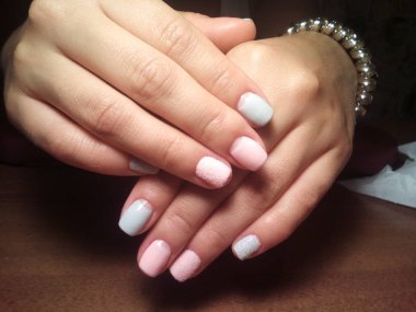 Manikürcü onu mükemmel bir manikürcüye dönüştürdü. Ellerinde cilalı jöle vardı ve müşteri mutluydu.