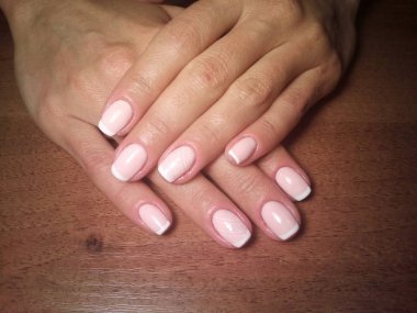 Manikürcü onu mükemmel bir manikürcüye dönüştürdü. Ellerinde cilalı jöle vardı ve müşteri mutluydu.