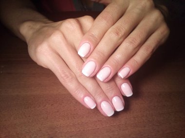 Manikürcü onu mükemmel bir manikürcüye dönüştürdü. Ellerinde cilalı jöle vardı ve müşteri mutluydu.