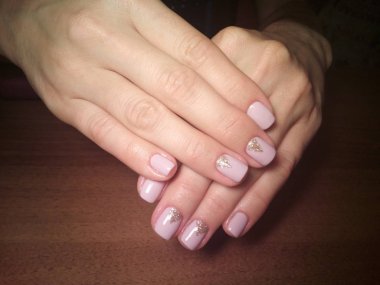 Manikürcü onu mükemmel bir manikürcüye dönüştürdü. Ellerinde cilalı jöle vardı ve müşteri mutluydu.