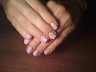 Manikürcü onu mükemmel bir manikürcüye dönüştürdü. Ellerinde cilalı jöle vardı ve müşteri mutluydu.