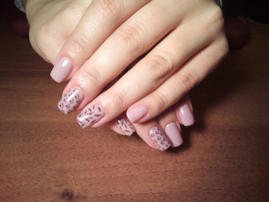 Manikürcü onu mükemmel bir manikürcüye dönüştürdü. Ellerinde cilalı jöle vardı ve müşteri mutluydu.