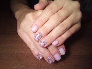 Manikürcü onu mükemmel bir manikürcüye dönüştürdü. Ellerinde cilalı jöle vardı ve müşteri mutluydu.