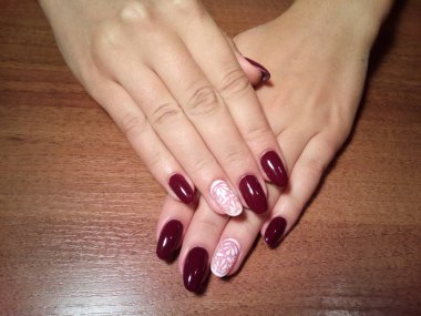 Manikürcü onu mükemmel bir manikürcüye dönüştürdü. Ellerinde cilalı jöle vardı ve müşteri mutluydu.