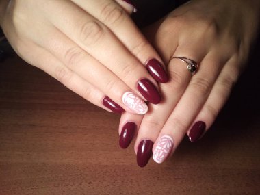 Manikürcü onu mükemmel bir manikürcüye dönüştürdü. Ellerinde cilalı jöle vardı ve müşteri mutluydu.