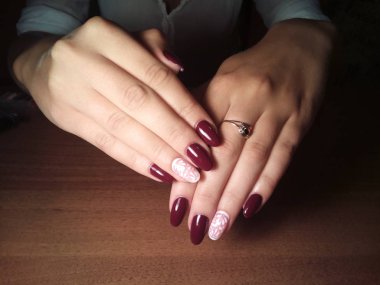 Manikürcü onu mükemmel bir manikürcüye dönüştürdü. Ellerinde cilalı jöle vardı ve müşteri mutluydu.