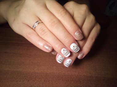 Manikürcü onu mükemmel bir manikürcüye dönüştürdü. Ellerinde cilalı jöle vardı ve müşteri mutluydu.