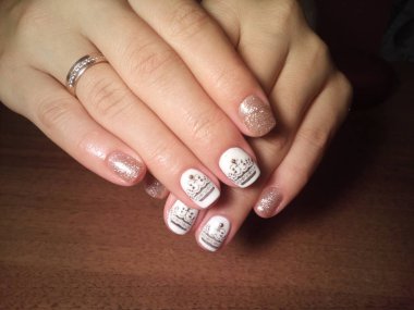 Manikürcü onu mükemmel bir manikürcüye dönüştürdü. Ellerinde cilalı jöle vardı ve müşteri mutluydu.