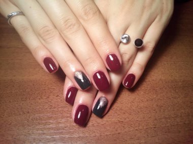 Manikürcü onu mükemmel bir manikürcüye dönüştürdü. Ellerinde cilalı jöle vardı ve müşteri mutluydu.