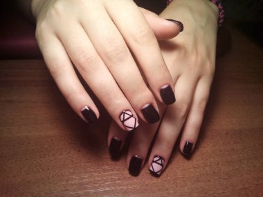 Manikürcü onu mükemmel bir manikürcüye dönüştürdü. Ellerinde cilalı jöle vardı ve müşteri mutluydu.