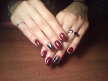 Manikürcü onu mükemmel bir manikürcüye dönüştürdü. Ellerinde cilalı jöle vardı ve müşteri mutluydu.