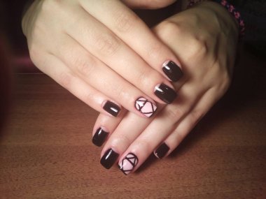 Manikürcü onu mükemmel bir manikürcüye dönüştürdü. Ellerinde cilalı jöle vardı ve müşteri mutluydu.