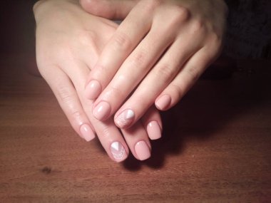 Manikürcü onu mükemmel bir manikürcüye dönüştürdü. Ellerinde cilalı jöle vardı ve müşteri mutluydu.