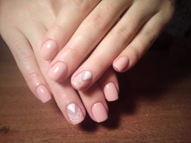 Manikürcü onu mükemmel bir manikürcüye dönüştürdü. Ellerinde cilalı jöle vardı ve müşteri mutluydu.