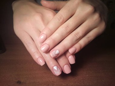 Manikürcü onu mükemmel bir manikürcüye dönüştürdü. Ellerinde cilalı jöle vardı ve müşteri mutluydu.