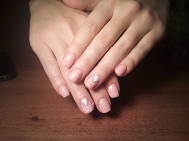 Manikürcü onu mükemmel bir manikürcüye dönüştürdü. Ellerinde cilalı jöle vardı ve müşteri mutluydu.