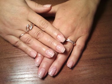 Manikürcü onu mükemmel bir manikürcüye dönüştürdü. Ellerinde cilalı jöle vardı ve müşteri mutluydu.