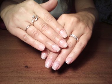 Manikürcü onu mükemmel bir manikürcüye dönüştürdü. Ellerinde cilalı jöle vardı ve müşteri mutluydu.