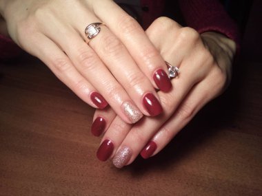 Manikürcü onu mükemmel bir manikürcüye dönüştürdü. Ellerinde cilalı jöle vardı ve müşteri mutluydu.