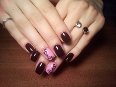 Manikürcü onu mükemmel bir manikürcüye dönüştürdü. Ellerinde cilalı jöle vardı ve müşteri mutluydu.