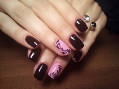 Manikürcü onu mükemmel bir manikürcüye dönüştürdü. Ellerinde cilalı jöle vardı ve müşteri mutluydu.