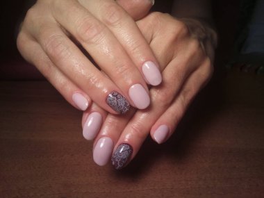 Manikürcü onu mükemmel bir manikürcüye dönüştürdü. Ellerinde cilalı jöle vardı ve müşteri mutluydu.