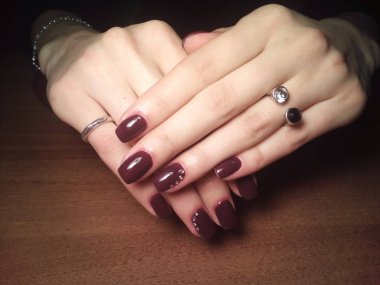 Manikürcü onu mükemmel bir manikürcüye dönüştürdü. Ellerinde cilalı jöle vardı ve müşteri mutluydu.