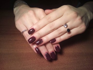 Manikürcü onu mükemmel bir manikürcüye dönüştürdü. Ellerinde cilalı jöle vardı ve müşteri mutluydu.