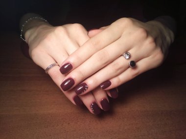 Manikürcü onu mükemmel bir manikürcüye dönüştürdü. Ellerinde cilalı jöle vardı ve müşteri mutluydu.