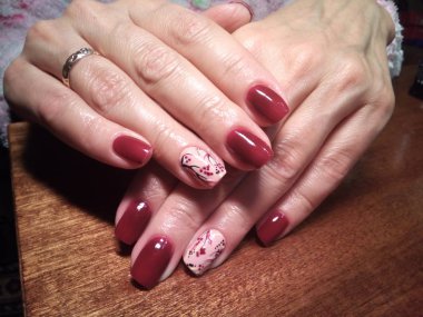 Manikürcü onu mükemmel bir manikürcüye dönüştürdü. Ellerinde cilalı jöle vardı ve müşteri mutluydu.