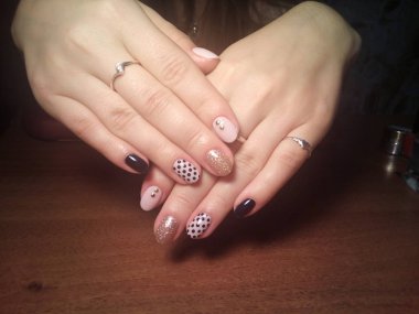 Manikürcü onu mükemmel bir manikürcüye dönüştürdü. Ellerinde cilalı jöle vardı ve müşteri mutluydu.