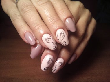 Manikürcü onu mükemmel bir manikürcüye dönüştürdü. Ellerinde cilalı jöle vardı ve müşteri mutluydu.