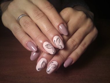 Manikürcü onu mükemmel bir manikürcüye dönüştürdü. Ellerinde cilalı jöle vardı ve müşteri mutluydu.