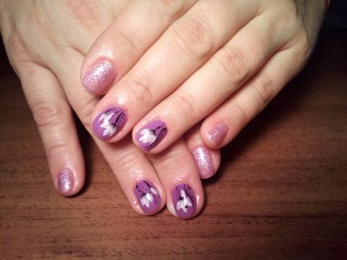 Manikürcü onu mükemmel bir manikürcüye dönüştürdü. Ellerinde cilalı jöle vardı ve müşteri mutluydu.