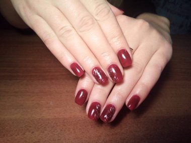 Manikürcü onu mükemmel bir manikürcüye dönüştürdü. Ellerinde cilalı jöle vardı ve müşteri mutluydu.