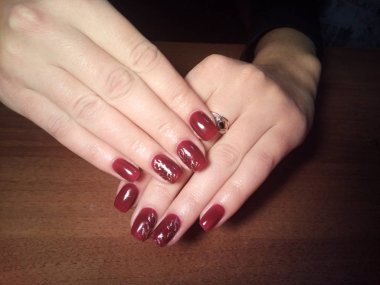 Manikürcü onu mükemmel bir manikürcüye dönüştürdü. Ellerinde cilalı jöle vardı ve müşteri mutluydu.