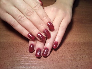 Manikürcü onu mükemmel bir manikürcüye dönüştürdü. Ellerinde cilalı jöle vardı ve müşteri mutluydu.