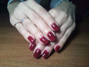 Manikürcü onu mükemmel bir manikürcüye dönüştürdü. Ellerinde cilalı jöle vardı ve müşteri mutluydu.