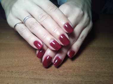 Manikürcü onu mükemmel bir manikürcüye dönüştürdü. Ellerinde cilalı jöle vardı ve müşteri mutluydu.