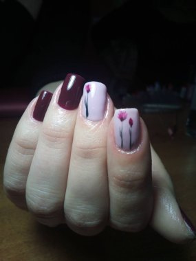 Manikürcü onu mükemmel bir manikürcüye dönüştürdü. Ellerinde cilalı jöle vardı ve müşteri mutluydu.