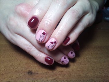 Manikürcü onu mükemmel bir manikürcüye dönüştürdü. Ellerinde cilalı jöle vardı ve müşteri mutluydu.