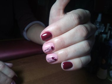 Manikürcü onu mükemmel bir manikürcüye dönüştürdü. Ellerinde cilalı jöle vardı ve müşteri mutluydu.