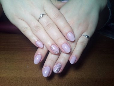 Manikürcü onu mükemmel bir manikürcüye dönüştürdü. Ellerinde cilalı jöle vardı ve müşteri mutluydu.