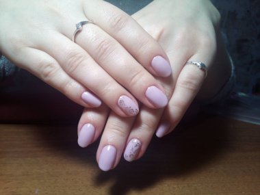 Manikürcü onu mükemmel bir manikürcüye dönüştürdü. Ellerinde cilalı jöle vardı ve müşteri mutluydu.