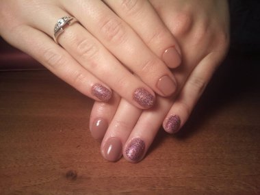 Manikürcü onu mükemmel bir manikürcüye dönüştürdü. Ellerinde cilalı jöle vardı ve müşteri mutluydu.